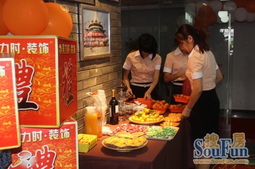 工作人员为现场客户准备了精美的点心和水果